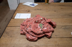 Wobbe Micha
Lacoste, verfrommeld I 2023 glazed ceramic 26x27cm 