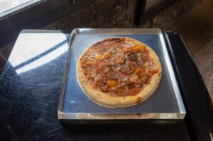 Alex Frost
Baked Frozen Cheese and Tomato Pizza 
(Pizza Express), with Mood Crystal Topping, 
2017. 
Pizza, Yellow Citrine, Clear Cast Resin and Acrylic Mirror
310 x 310 x 30 mm.  
