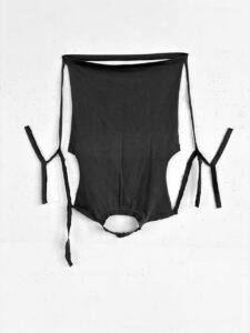 OVERLAP #02
t-shirt, cotton, dark green
2023
letter: K (phoenician)
sign: palm of the hand
position: upside down
quote: “The hours of hanging upside down, the excess blood irrigating his head, the reverse angle on the world – something had given him a vital insight”.
City of Cards, a true story of Tom McCarthy; Amsterdam 2.0,
a project by Maurice Nio and Paul Perry, 2005/2006